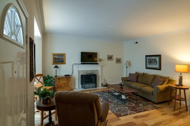 Foto del edificio - Beautiful 2BR/1.5BA home in a prime location within walking distance to West End and Vanderbilt U...