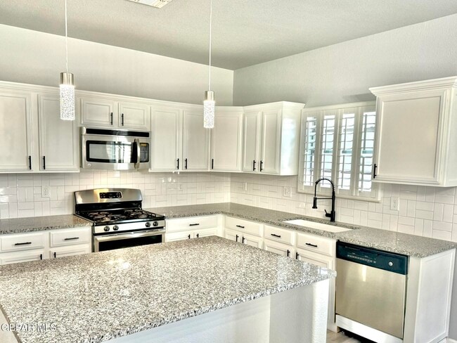 Building Photo - 13139 Saker Dr