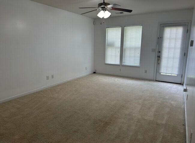 Building Photo - 1519 Hamilton Hills Dr