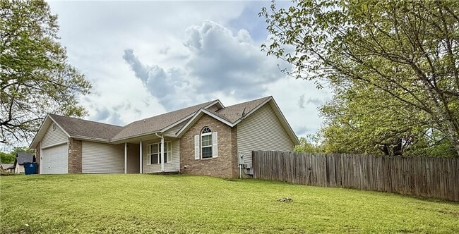 Building Photo - 15 Pennine Ln