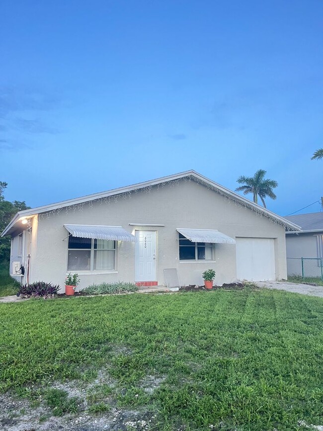 Building Photo - No HOA Fees!  Great location 4 bedroom house in Boca Raton!  Free Internet!