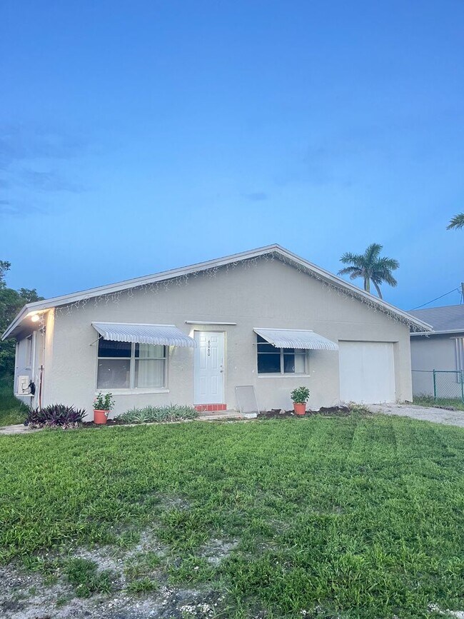 Foto del edificio - No HOA Fees!  Great location 4 bedroom house in Boca Raton!  Free Internet!