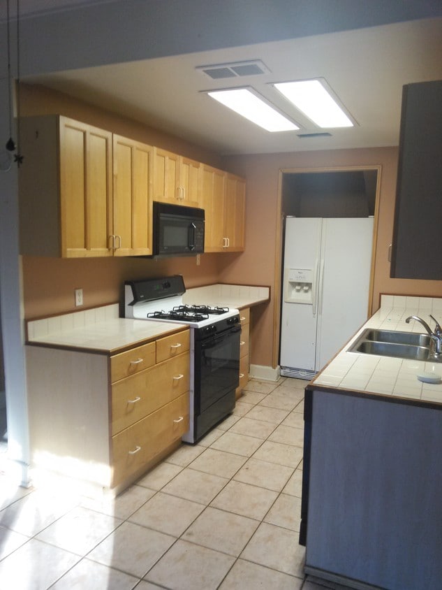 8 Lakeway St, Panorama Village, TX 77304 Townhome Rentals in Panorama