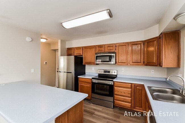 Building Photo - Stunning 4 Bedroom 3 Bath home located in ...
