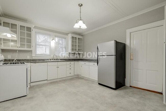 Building Photo - 1720 College St