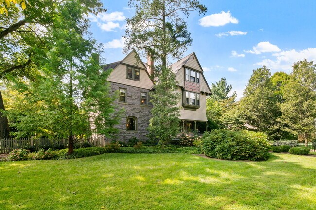 Foto del edificio - 8040 Saint Martins Ln