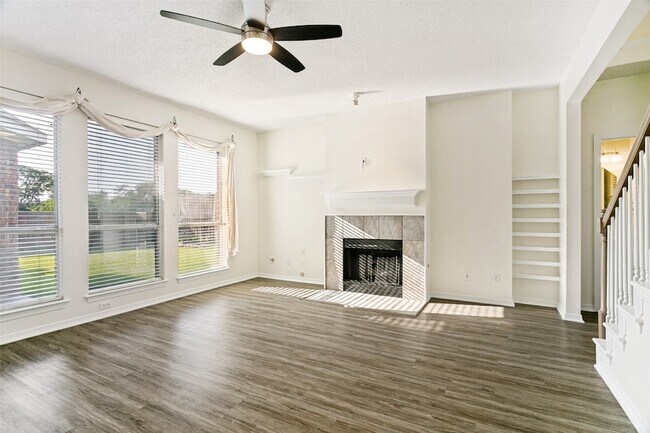 Foto del edificio - 4149 Creekmeadow Dr