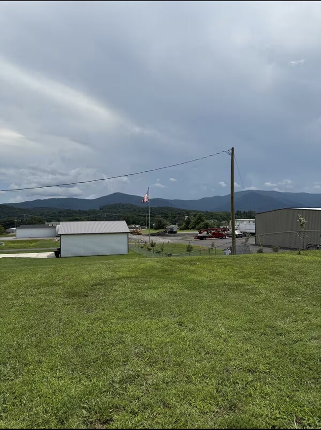 Foto del edificio - 4066 Crossmill Ln