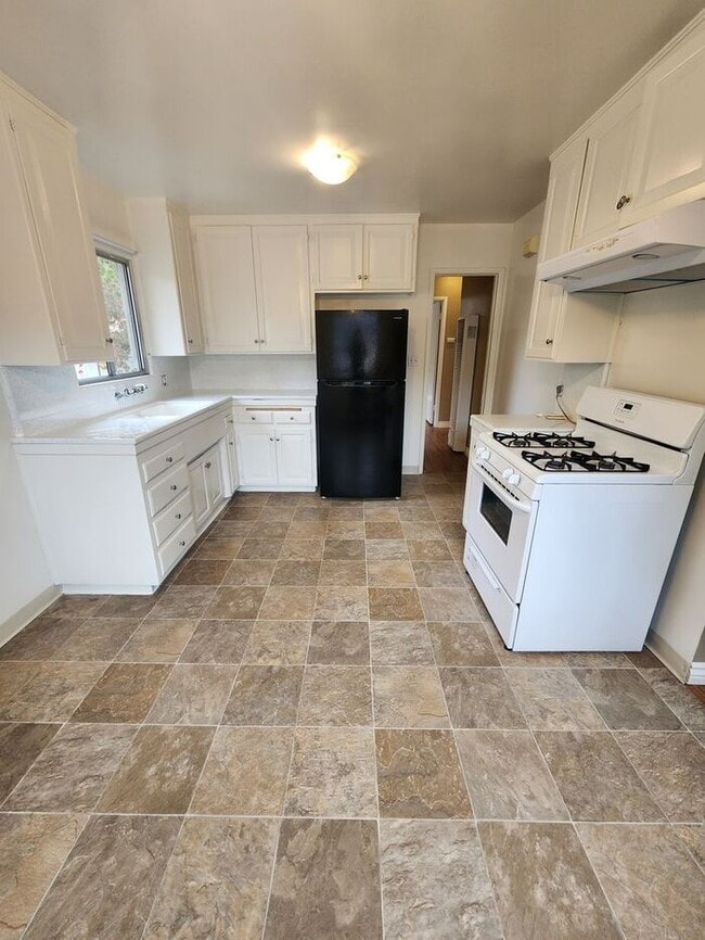 Foto del edificio - Spacious 2BR Duplex For Rent. Close to Sail Bay and only 6 Blocks to the Beach