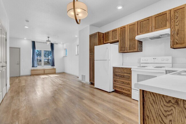 Building Photo - Townhome 3Bed 2Bath - Long Realty and Property Reality