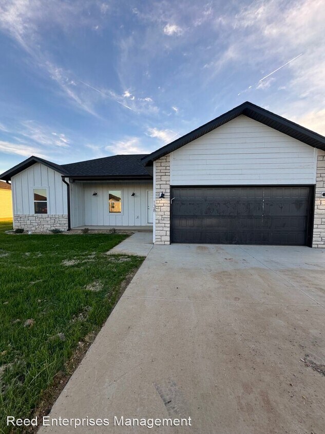 Primary Photo - 3 br, 2 bath House - 138 W Bluegrass St