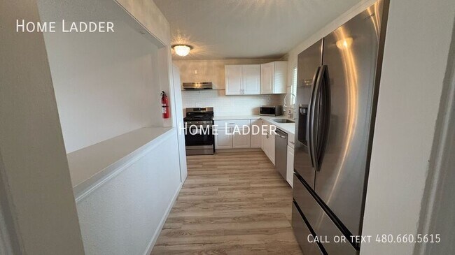 Foto del edificio - 842 N Las Palmas Dr