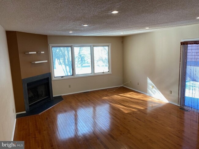 Building Photo - 408 Sayre Dr