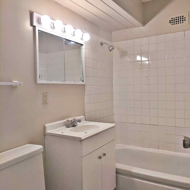 Foto del edificio - 310 W Fuller Ave