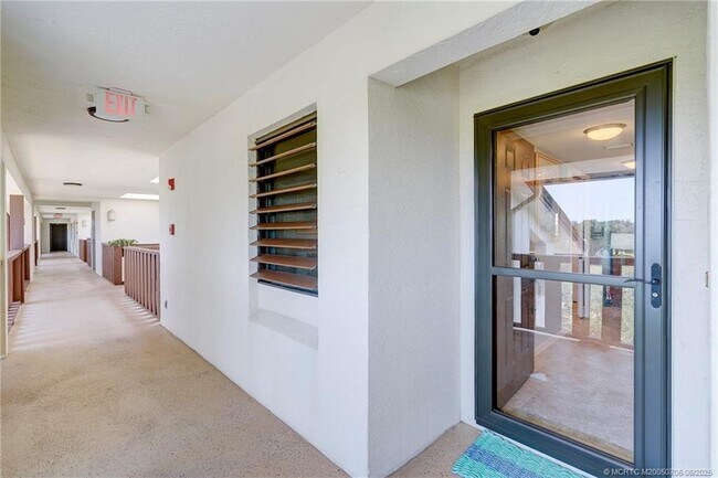 Foto del edificio - 166 SE St Lucie Blvd