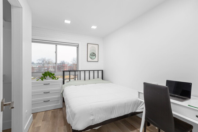 Sample Bedroom - King's Court