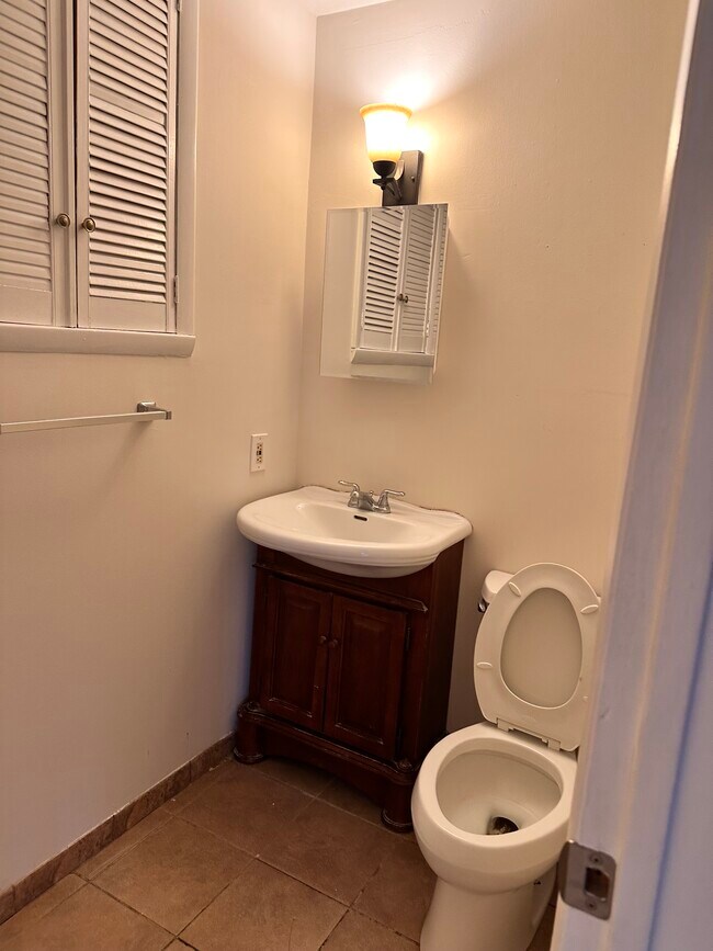 Building Photo - 15 Cottage Rd