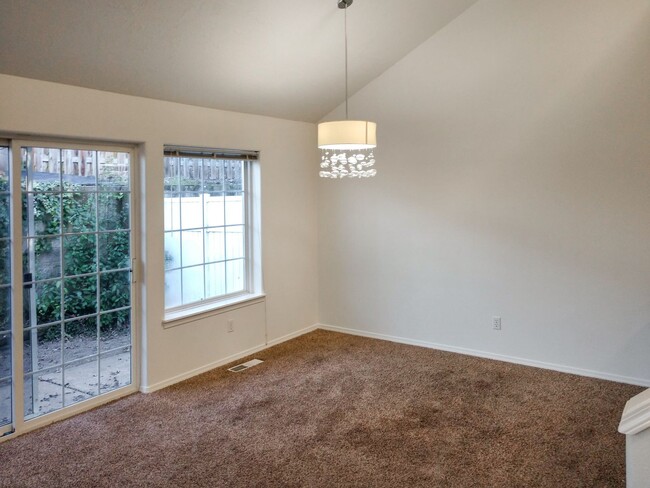 Building Photo - 6935-6937-6937 Ridgetop Dr NE