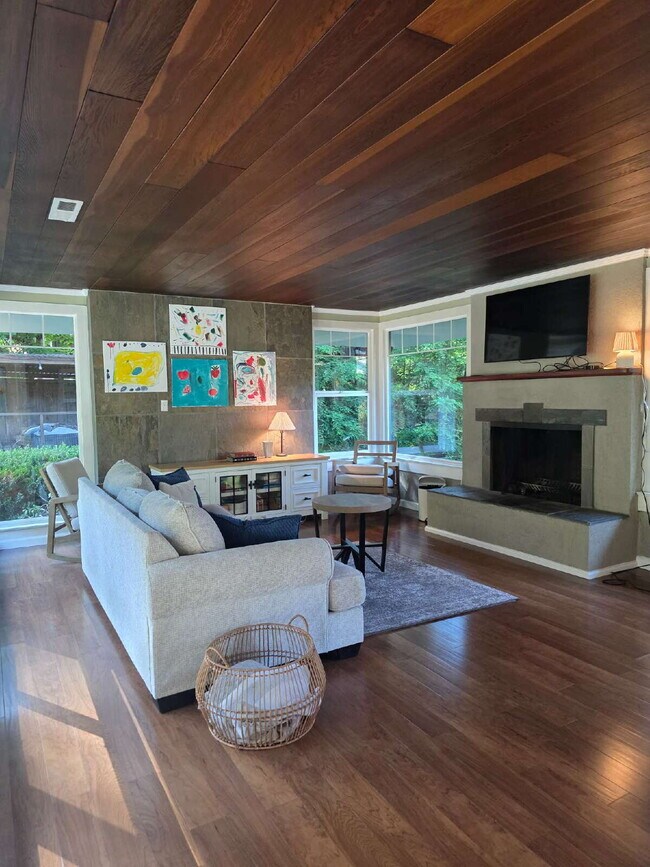 Foto del edificio - OPEN HOUSE Sat. 6/27 from 2-3PM and Sun. 12-1PM Breathtaking Home offers flexible living with bon...