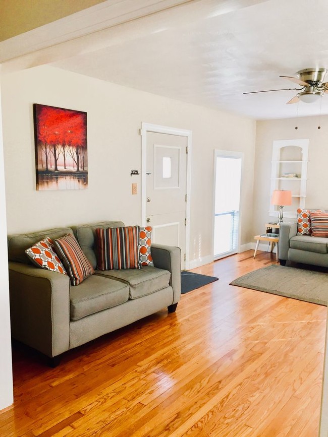 Building Photo - Beautiful 2 bedroom home