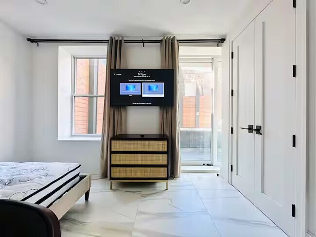 Foto del edificio - Furnished room/NOT APARTMENT
