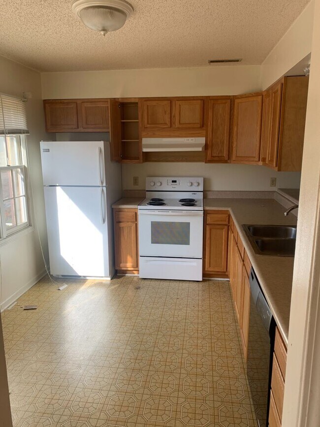 Building Photo - 3 bedroom duplex for rent - 206 Wakefield ...