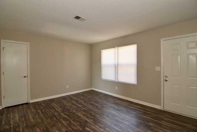 Building Photo - Updated 2 Bedroom Duplex - Pet Friendly!