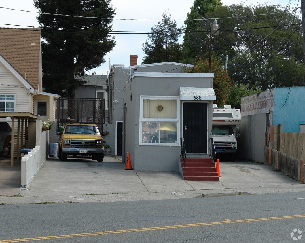 Building Photo - 688 Central Ave