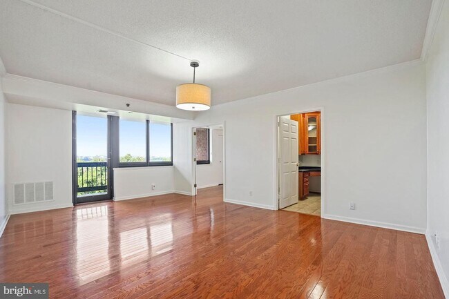 Foto del edificio - 1805 Crystal Dr