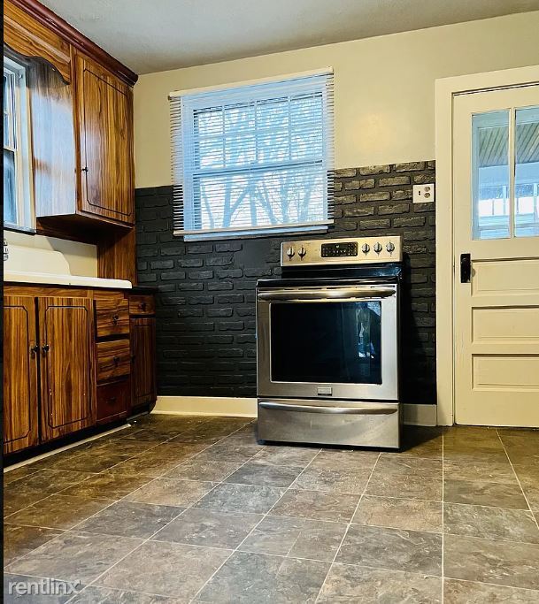 Building Photo - 3 br, 1 bath House - 330 East Locust Stree...