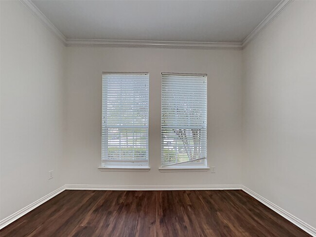 Building Photo - 2213 Oak Cir Dr N