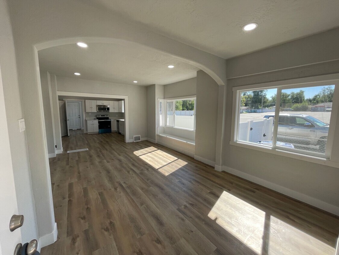 Spacious 4 Bed, 2 Bath Home with 2-Car Garage in Magna - Spacious 4 Bed, 2 Bath Home with 2-Car Garage in Magna