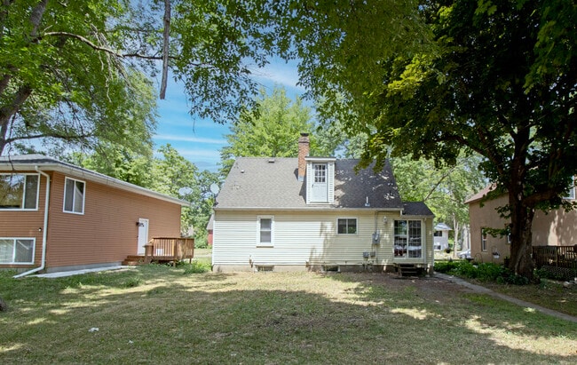 Building Photo - 321 2nd Ave NE
