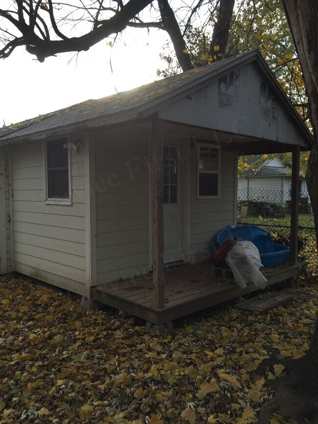 Building Photo - Very nice and LARGE 1 bed House for rent C...