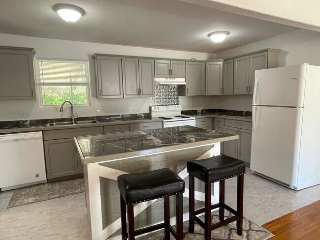 Foto del edificio - 437 15th Ave NW