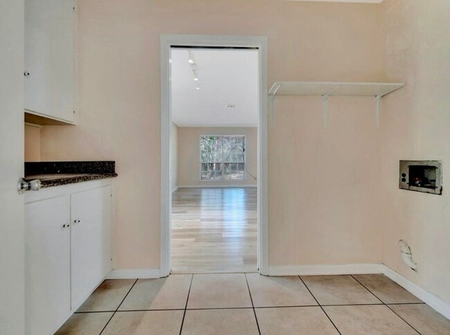 Foto del edificio - 1529 Shelton Dr