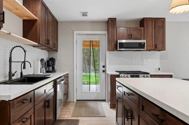 Foto del edificio - 352 Whitetail Meadow Rd