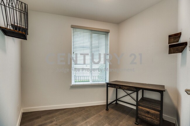 Building Photo - Luxury 3-Story 2/2.5/2 Townhome Ready For ...