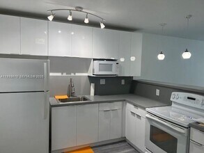 Building Photo - 1600 NE 114th St