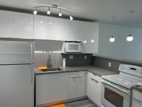 Building Photo - 1600 NE 114th St