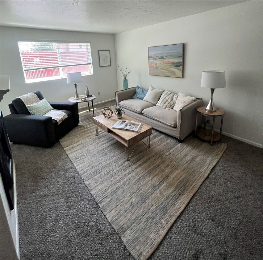 Foto principal - 2 Bedroom Condo at Greentree Condominiums!