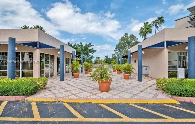 Foto del edificio - 7165 NW 186th St