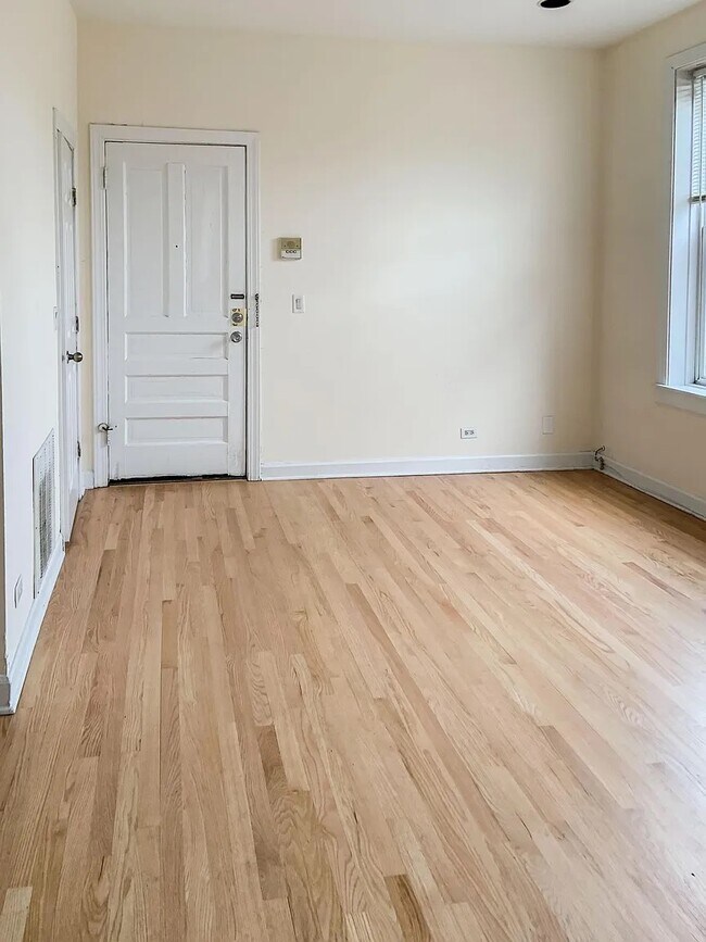 Foto del edificio - 2318 N Southport Ave
