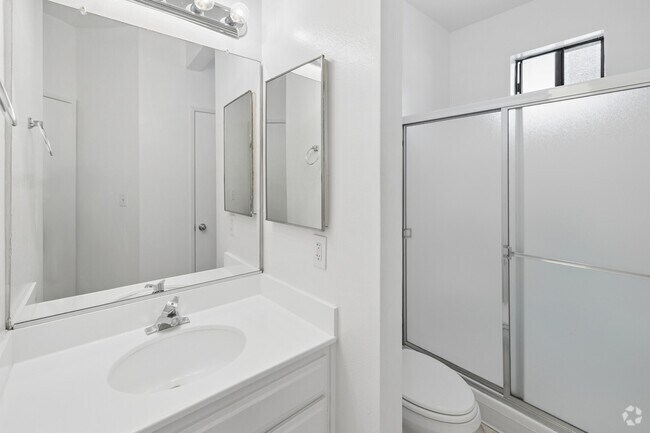 2 habitaciones, 2 baños - 1150 pies cuadrados - Baño principal - Dicken's Court Apartments