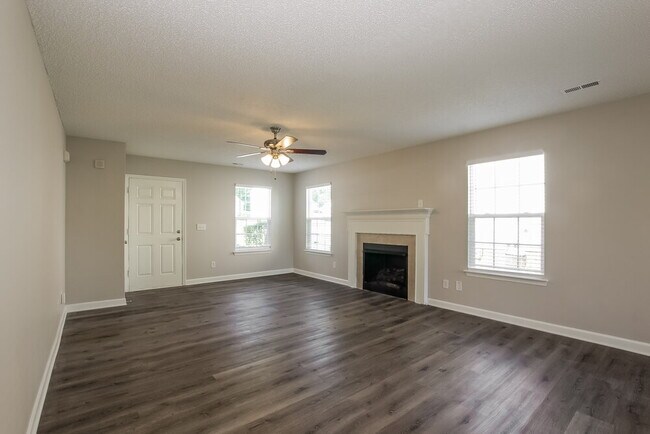 Foto del edificio - 2127 Pleasant Dale Dr