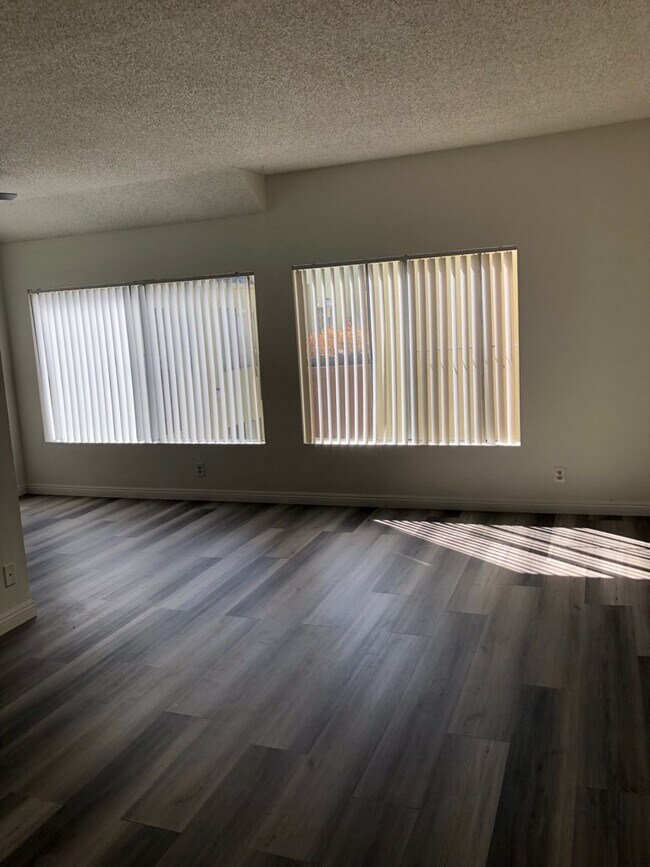 Foto del edificio - 1344 Serrano N Ave