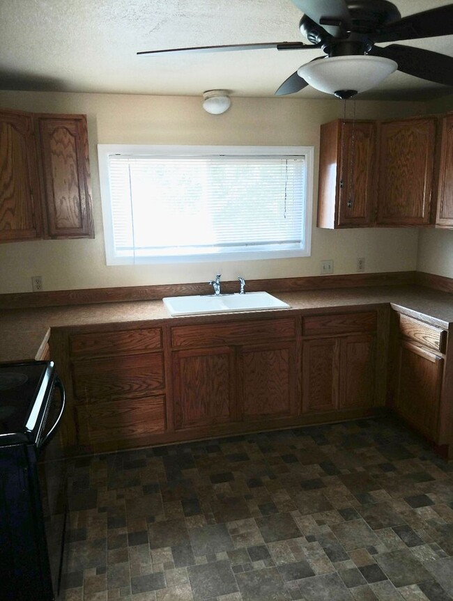 Building Photo - 2 Bedroom, 1 Bath with Office, Barn, Pastu...
