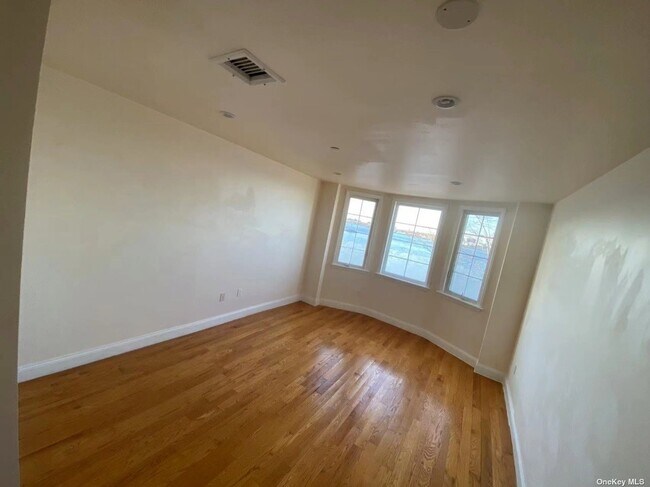 Building Photo - 120-45 Sunrise Ct