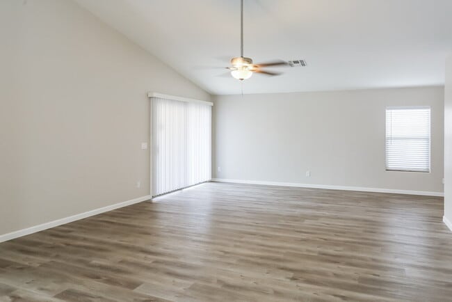 Foto del edificio - 7334 W Lamar Rd