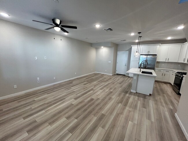 Building Photo - 3 Bed / 2.5 Bath Gilbert Townhome GATED Co...